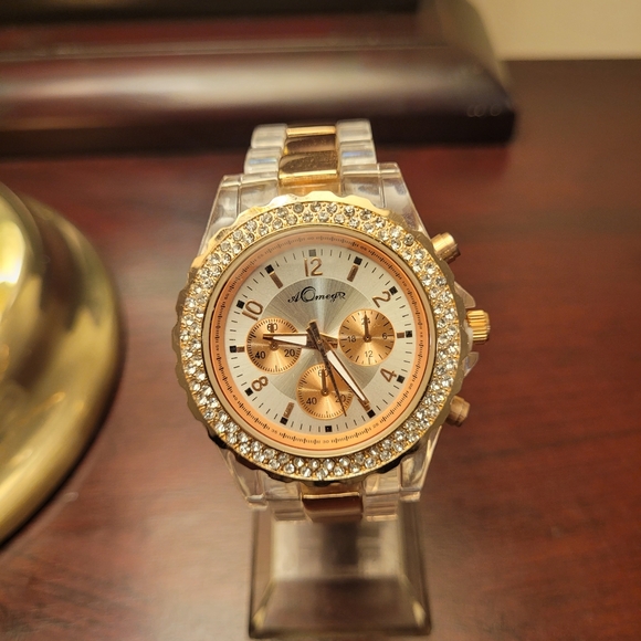 New Women's Rose Gold Fashion Watch with Diamond Bezel - Picture 1 of 3